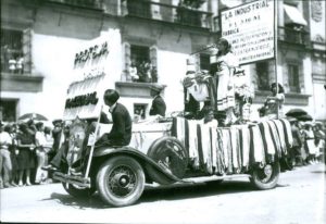 2. Carro alegórico de la Cámara Israelita de Industria y Comercio en desfile nacional. Propiedad CDICA.