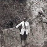 José Luis Osorio Mondragón en Monte Albán, Oaxaca, junto a las estelas de "los danzantes" | AHEBC Fondo José Luis Osorio Mondragón