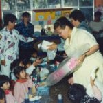 Sra. Aurora Figueroa de Esparza. Entrega de ¿juegos/desayunos? a niños de preescolar. Pachuca, Hgo., 1988. Fototeca AHMM, A. C. 