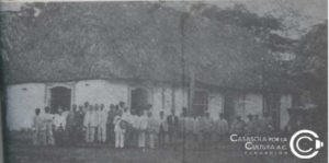 El general Ignacio A. Bravo acompañado de autoridades civiles y militares, en el Cuartel General en Quintana Roo, después de haber derrotado en Sabán a los indios mayas.