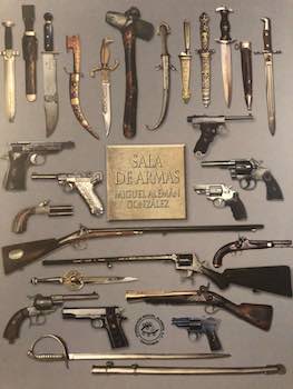 El libro Sala de Armas Miguel Alemán González.